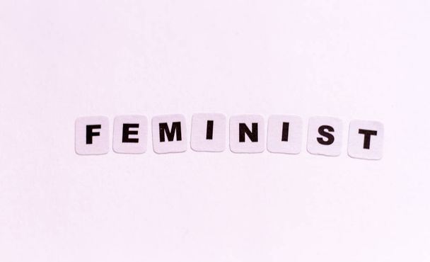 Palabra feminista escrita en letras negras
 - Foto, imagen