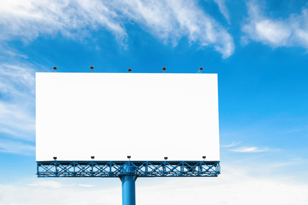 duże puste billboard z chmury i błękitne niebo na białym tle na biały ba - Zdjęcie, obraz
