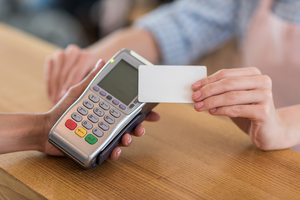 fizetés bankkártyával - Fotó, kép
