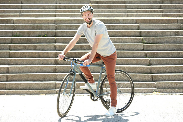  man riding bicycle - Foto, afbeelding