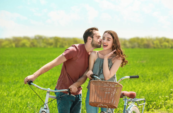 自転車を持つ若いカップル - 写真・画像