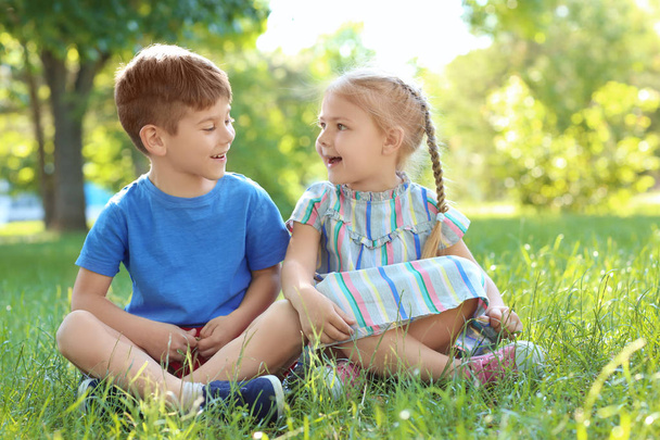 Дети сидят на траве - Фото, изображение