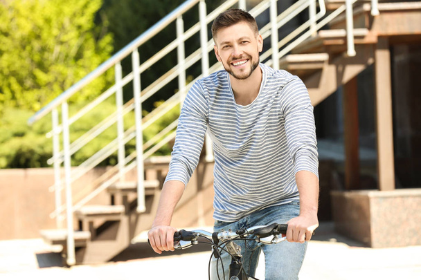 young man with bicycle - Foto, afbeelding