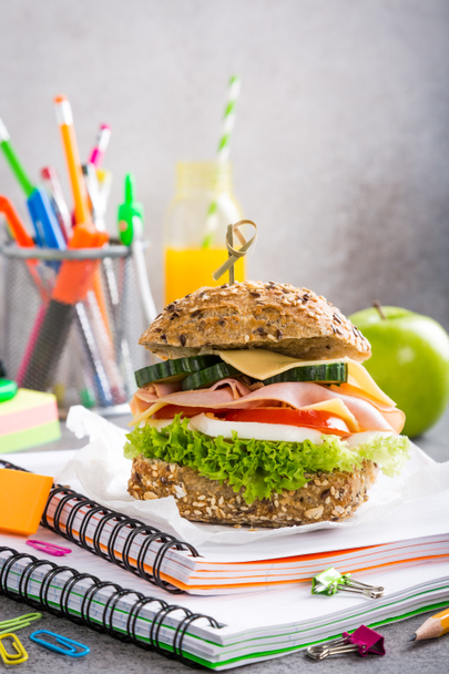 サンドイッチが付いている学校の健康的なランチ - 写真・画像