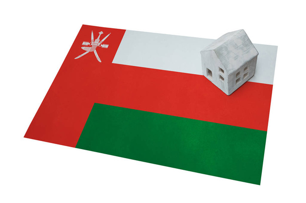 Pequena casa em uma bandeira - Omã
 - Foto, Imagem