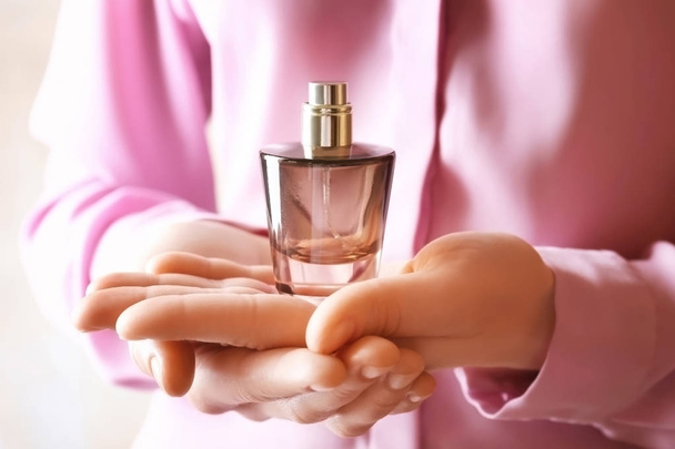 hands holding perfume bottle - Foto, Imagem