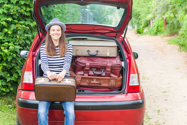 Dziewczyna szczęśliwa podróż walizki samochód summer krajobraz - Zdjęcie, obraz