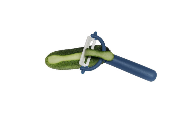 Керамический вегетарианский пилинг с синей ручкой и огурцом на белом фоне. С обрезанием пути
 - Фото, изображение