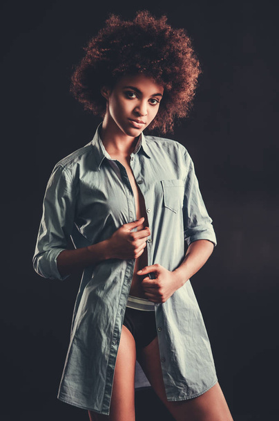 Κομψό αφρο αμερικανικό κορίτσι - Φωτογραφία, εικόνα