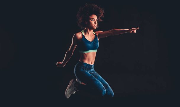 Afro chica americana haciendo deporte
 - Foto, imagen