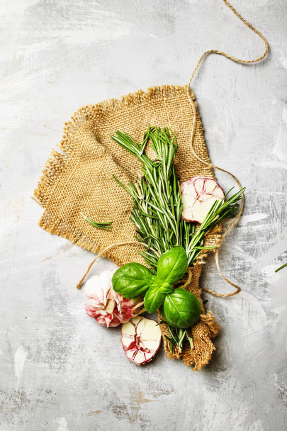 Fresh rosemary, green basil, pink garlic on canvas napkin - Valokuva, kuva