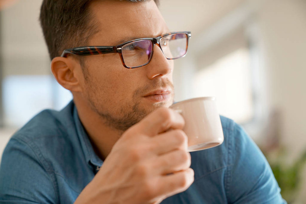 man drinking coffee at home - Foto, afbeelding