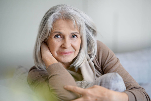 l mujer mayor con el pelo blanco
 - Foto, Imagen