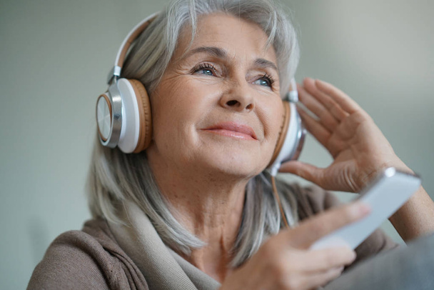 woman at home listening to music  - Zdjęcie, obraz