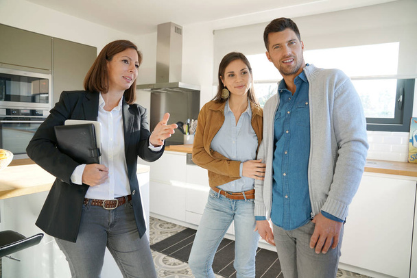 Couple with agent visiting house - Foto, Imagen