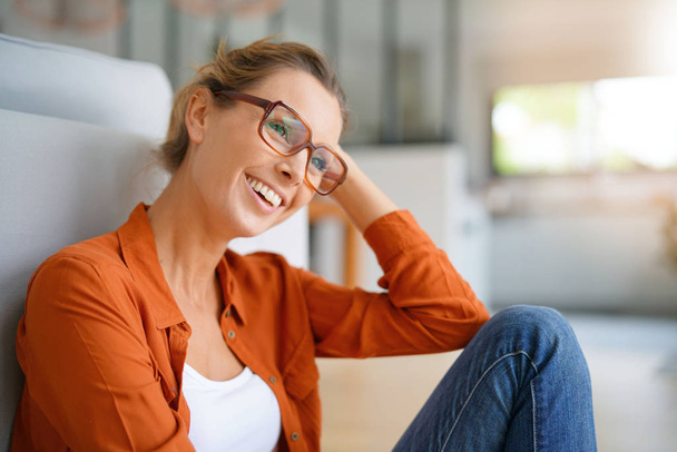 girl with trendy eyeglasses sitting - Foto, afbeelding