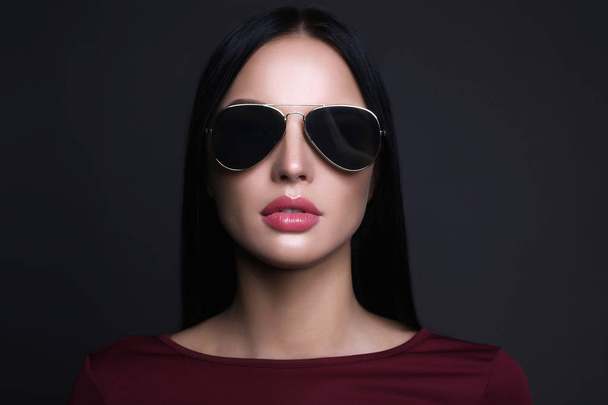 Красива молода жінка в сонцезахисних окулярах
 - Фото, зображення