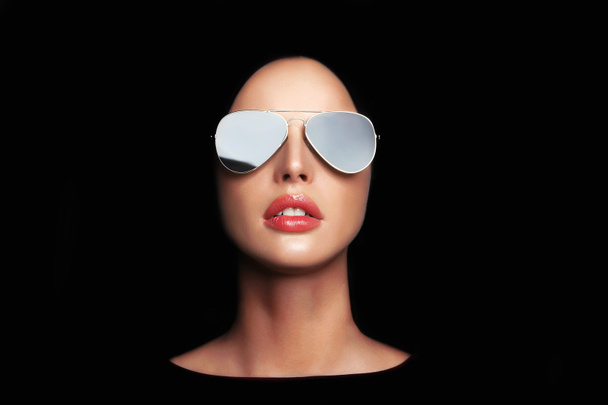 schönes junges Frauengesicht mit Sonnenbrille - Foto, Bild