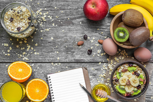 gesundes Frühstück mit Hafer, Obst, Beeren, Ei, Honig und Orangensaft - Foto, Bild