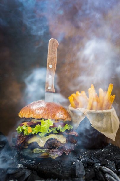 Вкусный копченый и жареный говяжий бургер с салатом, сыром и быть
 - Фото, изображение