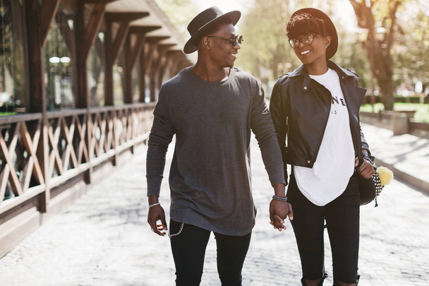歩くスタイリッシュなアフリカのカップル - 写真・画像