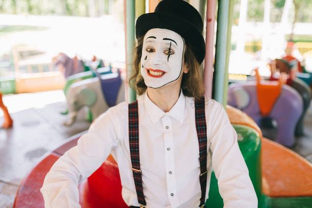 pantomime rijden op carrousel - Foto, afbeelding