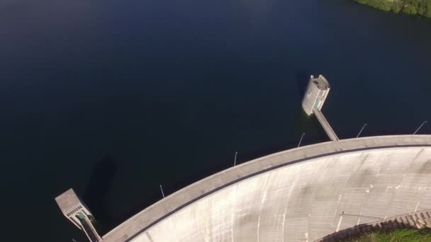 リオ Homem、ポルトガルの Vilarinho da Furna のダムの空中写真 - 映像、動画
