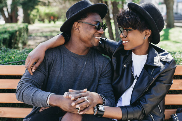 coppia africana che abbraccia sulla panchina
 - Foto, immagini