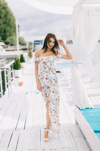 жінка в стильній сукні на пляжній терасі
 - Фото, зображення