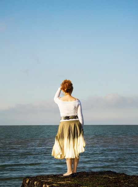 жінка дивиться на море
 - Фото, зображення