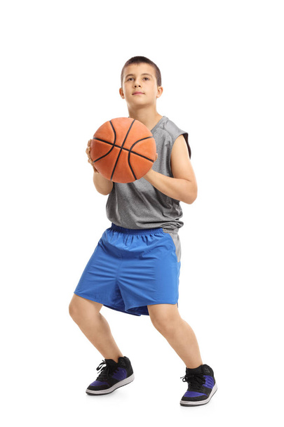 Boy about to throw a basketball - Foto, afbeelding