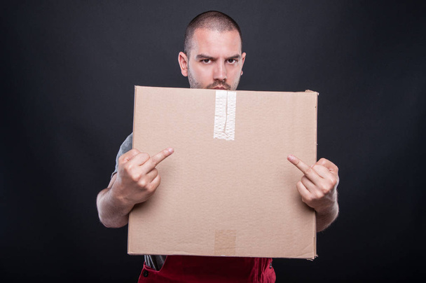 Vihainen liikkuja mies pitää laatikko osoittaa kaksinkertainen säädytön ele
 - Valokuva, kuva