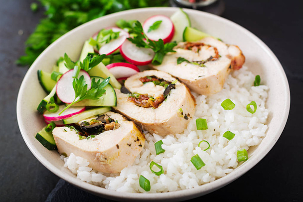 rýže s kuřecí závitky a salátem  - Fotografie, Obrázek