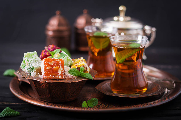 Bol avec délice turc et thé noir
 - Photo, image