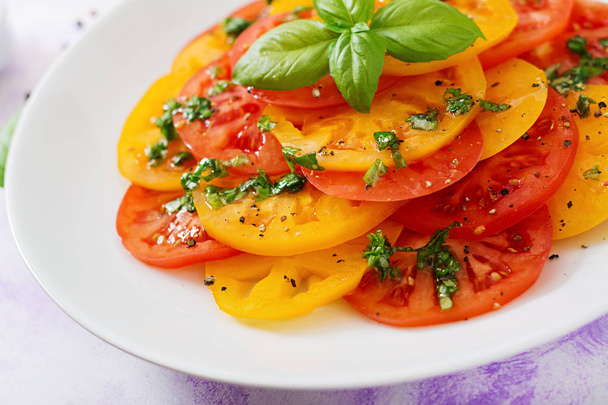 Salat aus gelben und roten Tomaten  - Foto, Bild