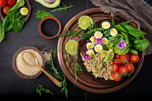 friss zöldségek és tálba quinoa saláta - Fotó, kép