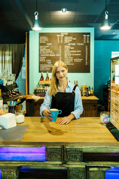Profesionální barista dívka v uniformě v café už se vůní cappuccina. Koncepce projektu - Fotografie, Obrázek