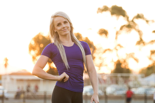 Athletic female fitness model posing in her training clothes nex - Φωτογραφία, εικόνα