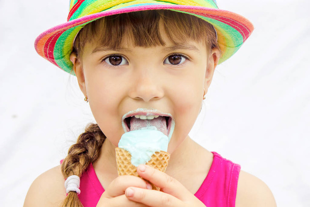 Ребенок ест мороженое. Селективный фокус
. - Фото, изображение
