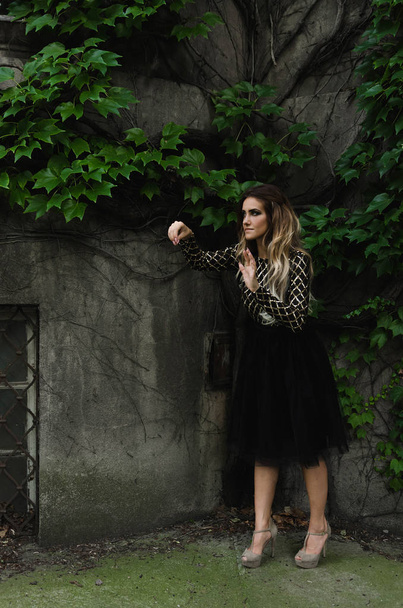 girl in a dress in the dark  - Fotografie, Obrázek