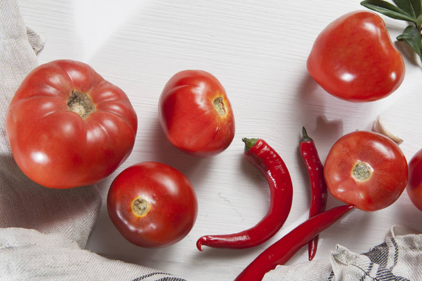 Tomatoes "bull heart" on a wooden white table. Autumn harvest. Recipes. Copy space - Photo, image