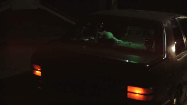 Photographe fille sexy toucher son modèle de fille dans la voiture esquive
 - Séquence, vidéo