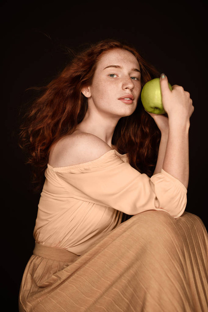 redhead woman holding apple - Foto, imagen