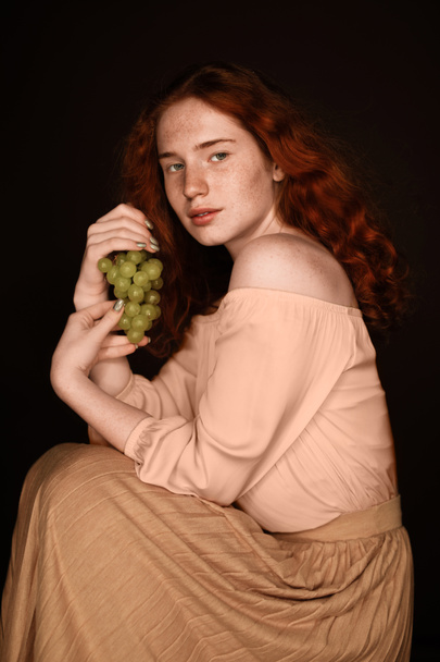 punapää nainen poseeraa viinirypäleet
 - Valokuva, kuva