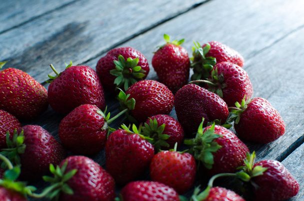 Ripe red strawberries controlam bright light - Foto, immagini