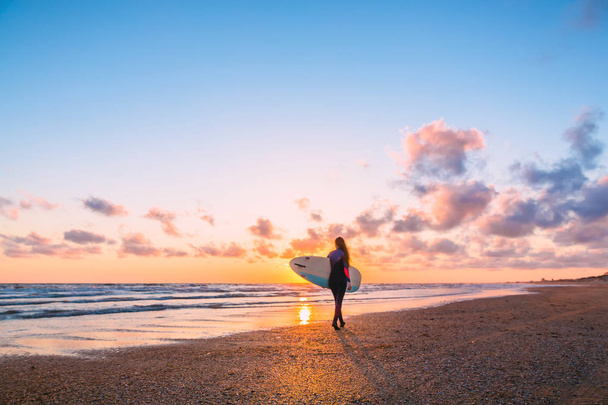  γυναίκα με surf σκάφους  - Φωτογραφία, εικόνα