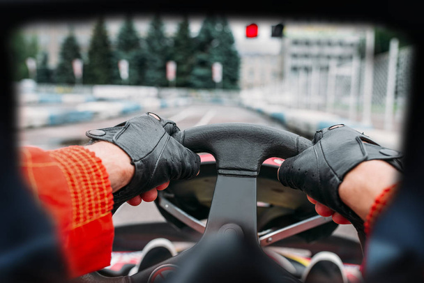 karting sürücüsünün direksiyon simidi üzerinde eller - Fotoğraf, Görsel