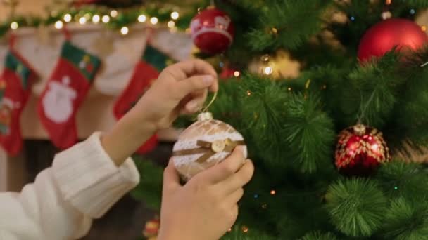 Detailní záběr mladá žena zdobení vánočního stromu s cetky - Záběry, video