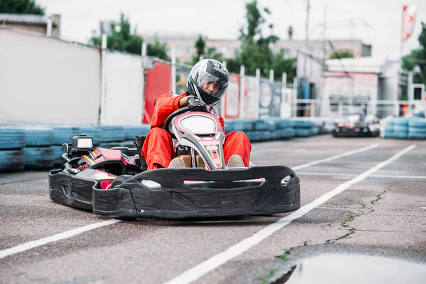 Karting corredor con casco
  - Foto, Imagen