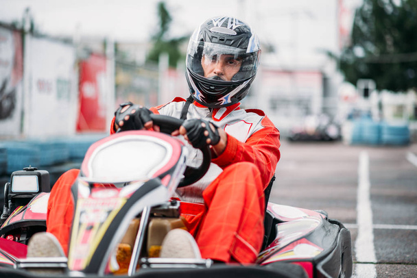 Karting piloto usando capacete
  - Foto, Imagem